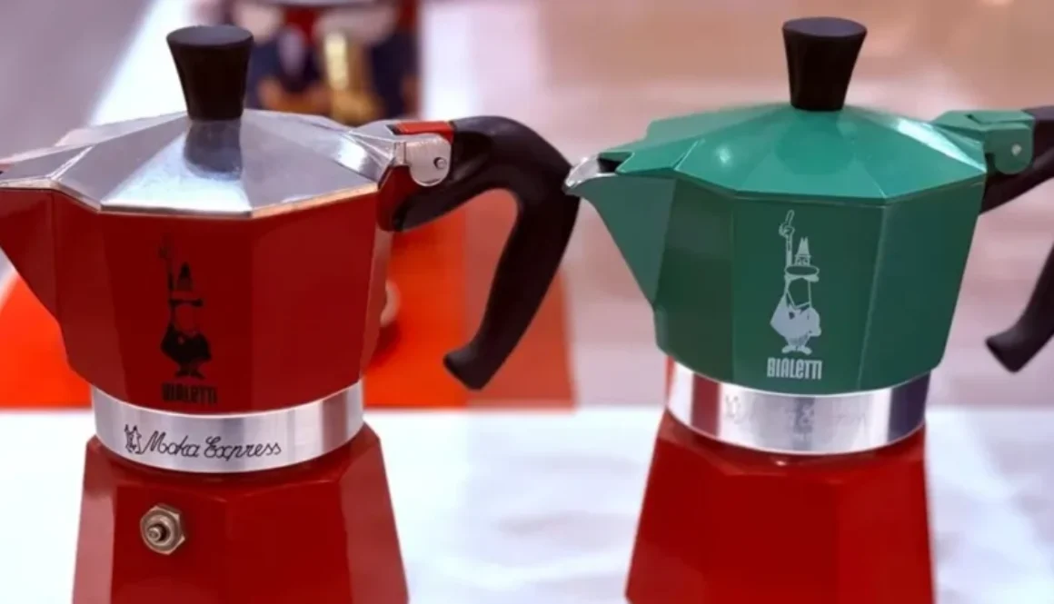 Zwei Espressokocher der Marke Bialetti stehen auf einem Tisch. | picture alliance/dpa
