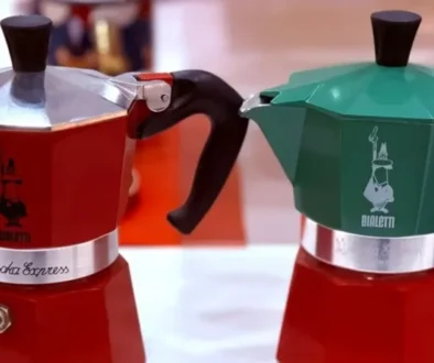 Zwei Espressokocher der Marke Bialetti stehen auf einem Tisch. | picture alliance/dpa
